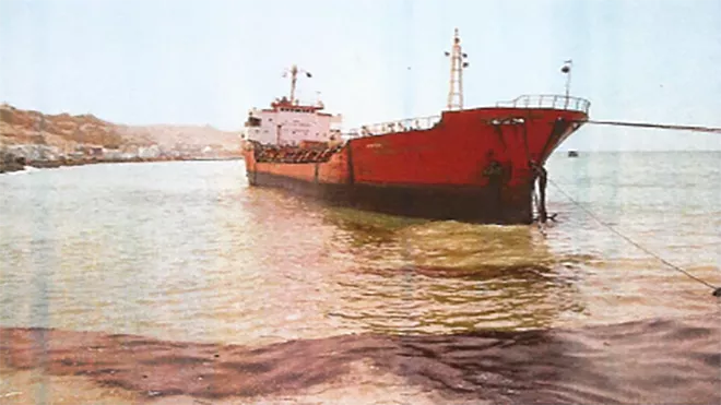 صورة السفينة بمنطقة الجنوح وتدفق المازوت للبحر 